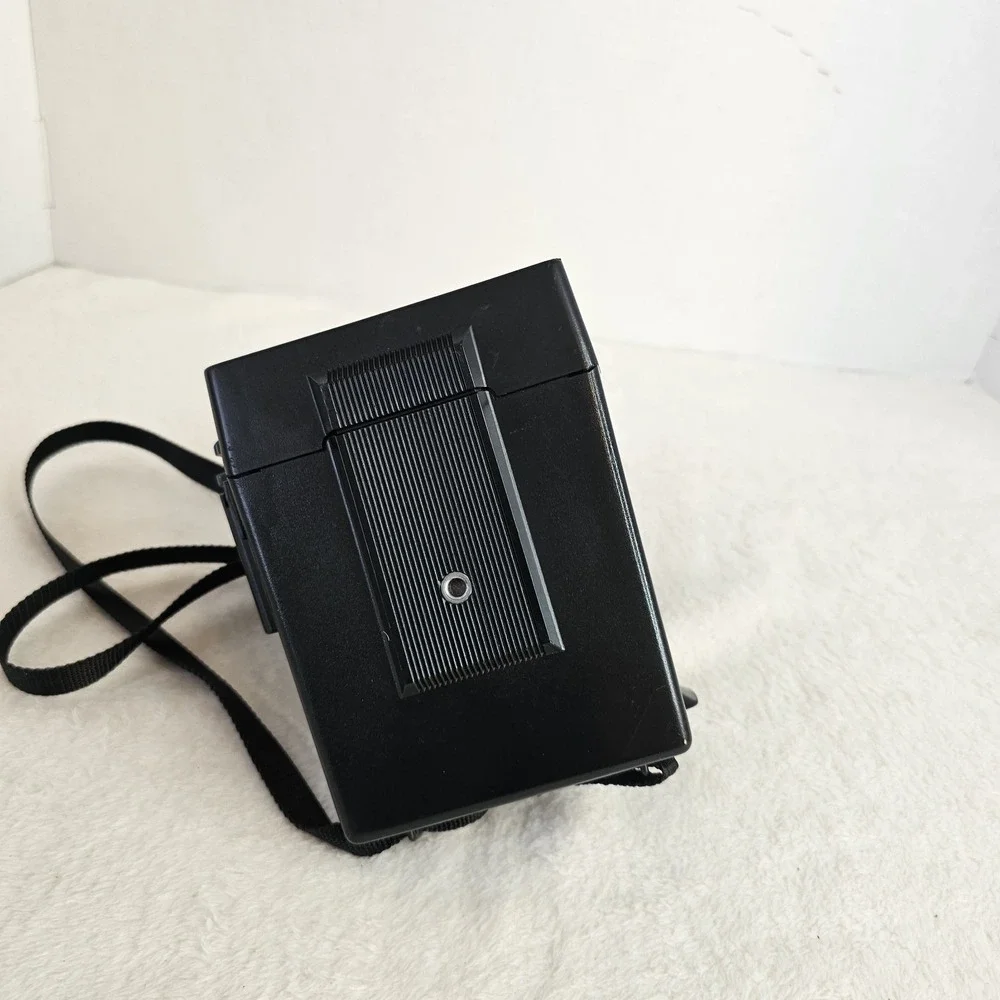 Vintage Polaroid Sun Autofocus 660 Instant Film Camera, Black (600 Instant Film)